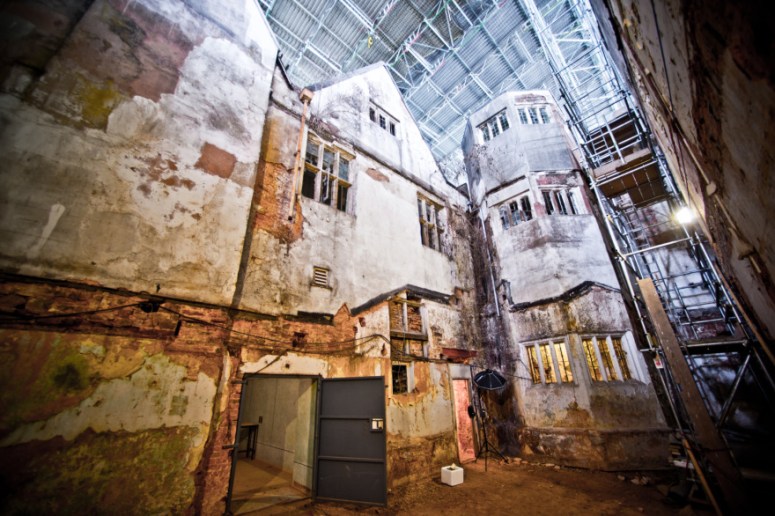 Four of Swords Production of Jekyll & Hyde at Poltimore House Devon. PICTURE BY MATT AUSTIN 07519 647890 maustinpics@gmail.com www.mattaustinimages.photoshelter.com copyright Matt Austin.