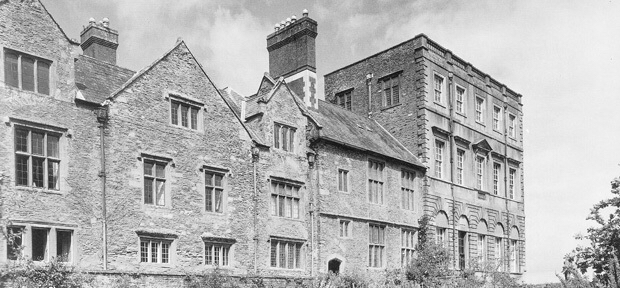 Halswell’s east range showing the Great Hall building in-between the Baroque house of 1689 to the north and the three gable ends to the south. The two banks of large mullion windows in this early Tudor Manor building correspond to the Great Hall on the ground floor and the Solar (or medieval Lord’s quarters) directly above on the first floor.